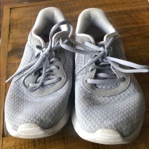 Nike women’s tennis shoes